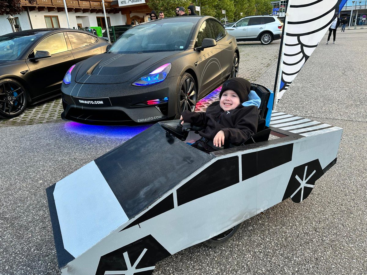 PetraTeslaLove's tweet image. A huge ❤️ thank you to all the amazing people who have supported us so far and donated to Ondrej's journey!

Ondrej is a brave 9-year-old boy, born with spina bifida and hydrocephalus. He's already undergone multiple surgeries and intensive therapies, and with special aids, he…