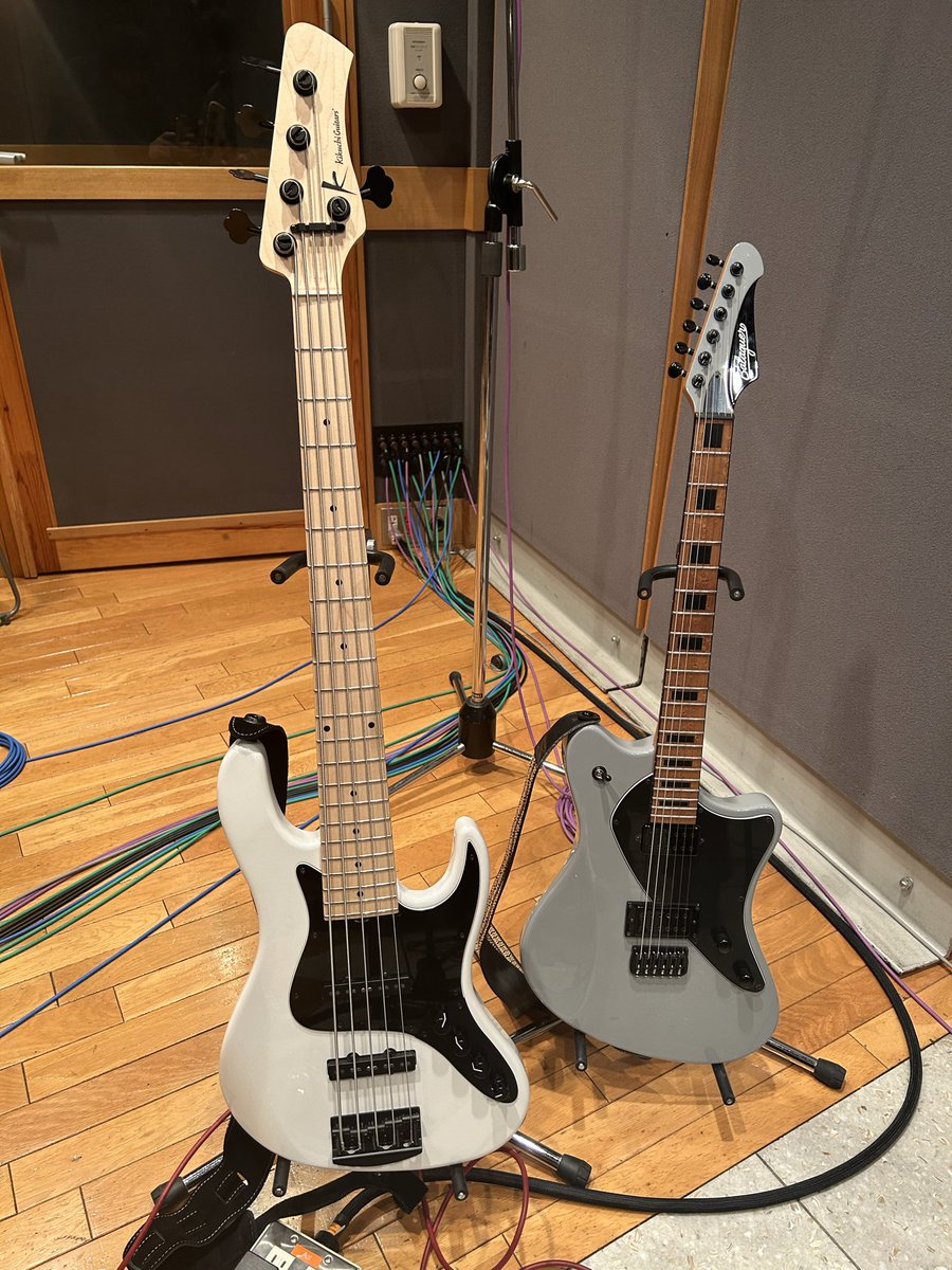 ShirokumaPhoto's tweet photo. みことの新ベースとと俺の新ギター。
ブラックパーツだしボルトオンでネック止めてあるとことかスペック似てんだよな、2本ともツラが良い🐦‍⬛ https://t.co/Vqj3kC8Wg1
