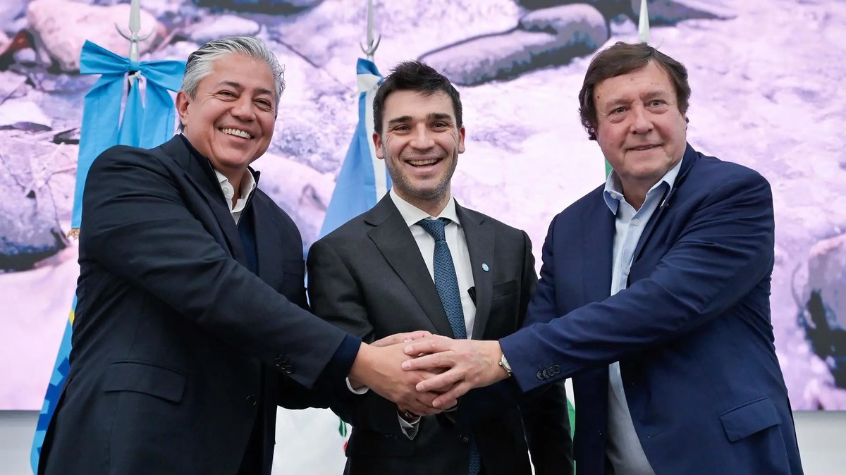 WeretilneckOK's tweet photo. GARANTIZAMOS EL ACCESO AL GAS PARA 15.000 FAMILIAS DE LA CORDILLERA PATAGÓNICA 

Hoy celebramos un paso clave para garantizar gas natural en la Cordillera Patagónica. Tras años de espera, y gracias al trabajo conjunto con los gobernadores @Rolo_Figueroa de Neuquén y @NachoTorresCH de Chubut, en articulación con Camuzzi y el Enargas, a partir del 5 de enero de 2026 quedarán liberadas las factibilidades para nuevas conexiones de gas en toda la región. 

Este logro es el resultado de gestión política firme y cooperación interprovincial, para resolver un problema histórico que afectaba a miles de familias, comercios y servicios esenciales de más de 25 localidades patagónicas. 

Gracias a este avance, las y los vecinos podrán solicitar conexión de gas natural una vez autorizadas sus instalaciones técnicas. Es una mejora concreta para la vida diaria de nuestra gente y un paso de desarrollo regional.  

Cuando trabajamos juntos por objetivos claros, las soluciones llegan y benefician a toda la comunidad. Seguimos firmes para que la Patagonia tenga acceso a servicios básicos que impulsan crecimiento, arraigo y bienestar.