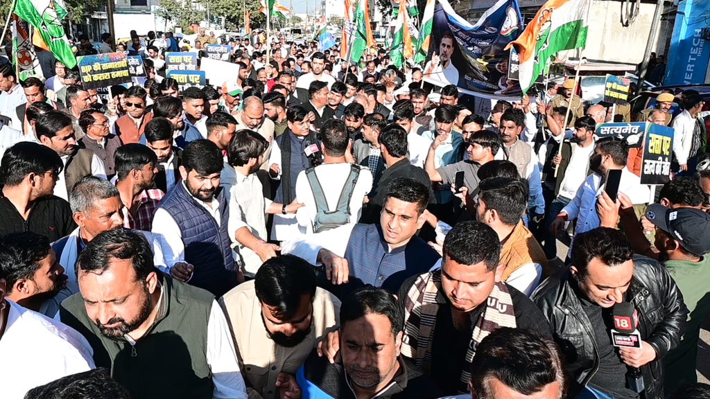 GovindDotasra's tweet image. नेशनल हेराल्ड मामले में अदालत के फ़ैसले ने साफ कर दिया है कि यह पूरा प्रकरण मोदी सरकार की बदले की राजनीति और झूठे आरोपों का षड्यंत्र था। 

16 दिसंबर को आए कोर्ट के निर्णय ने कांग्रेस के नेताओं, CPP चेयरपर्सन श्रीमती सोनिया गांधी जी और नेता विपक्ष @RahulGandhi जी को बदनाम करने की…