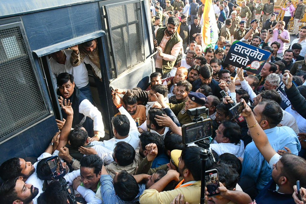 GovindDotasra's tweet image. नेशनल हेराल्ड मामले में अदालत के फ़ैसले ने साफ कर दिया है कि यह पूरा प्रकरण मोदी सरकार की बदले की राजनीति और झूठे आरोपों का षड्यंत्र था। 

16 दिसंबर को आए कोर्ट के निर्णय ने कांग्रेस के नेताओं, CPP चेयरपर्सन श्रीमती सोनिया गांधी जी और नेता विपक्ष @RahulGandhi जी को बदनाम करने की…