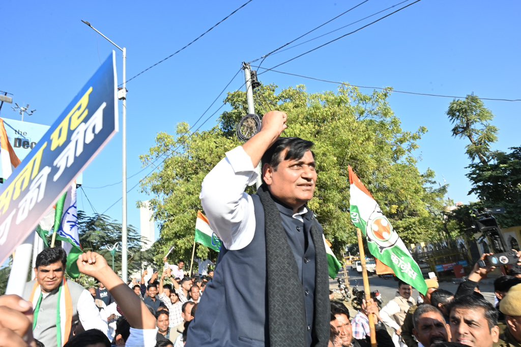 GovindDotasra's tweet image. नेशनल हेराल्ड मामले में अदालत के फ़ैसले ने साफ कर दिया है कि यह पूरा प्रकरण मोदी सरकार की बदले की राजनीति और झूठे आरोपों का षड्यंत्र था। 

16 दिसंबर को आए कोर्ट के निर्णय ने कांग्रेस के नेताओं, CPP चेयरपर्सन श्रीमती सोनिया गांधी जी और नेता विपक्ष @RahulGandhi जी को बदनाम करने की…