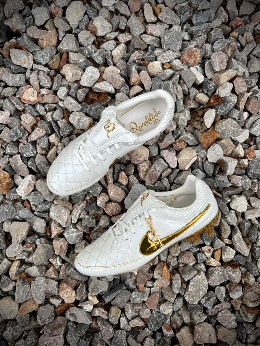 ryantaylor48's tweet image. The King is back 👑🇧🇷

Nike Tiempo Legend RGN SE Ronaldinho 🤍

UK 10 

BRAND NEW IN BOX 

SOLD OUT EVERYWHERE!

Selling for RRP £240

@RTaylorMadeBoot
