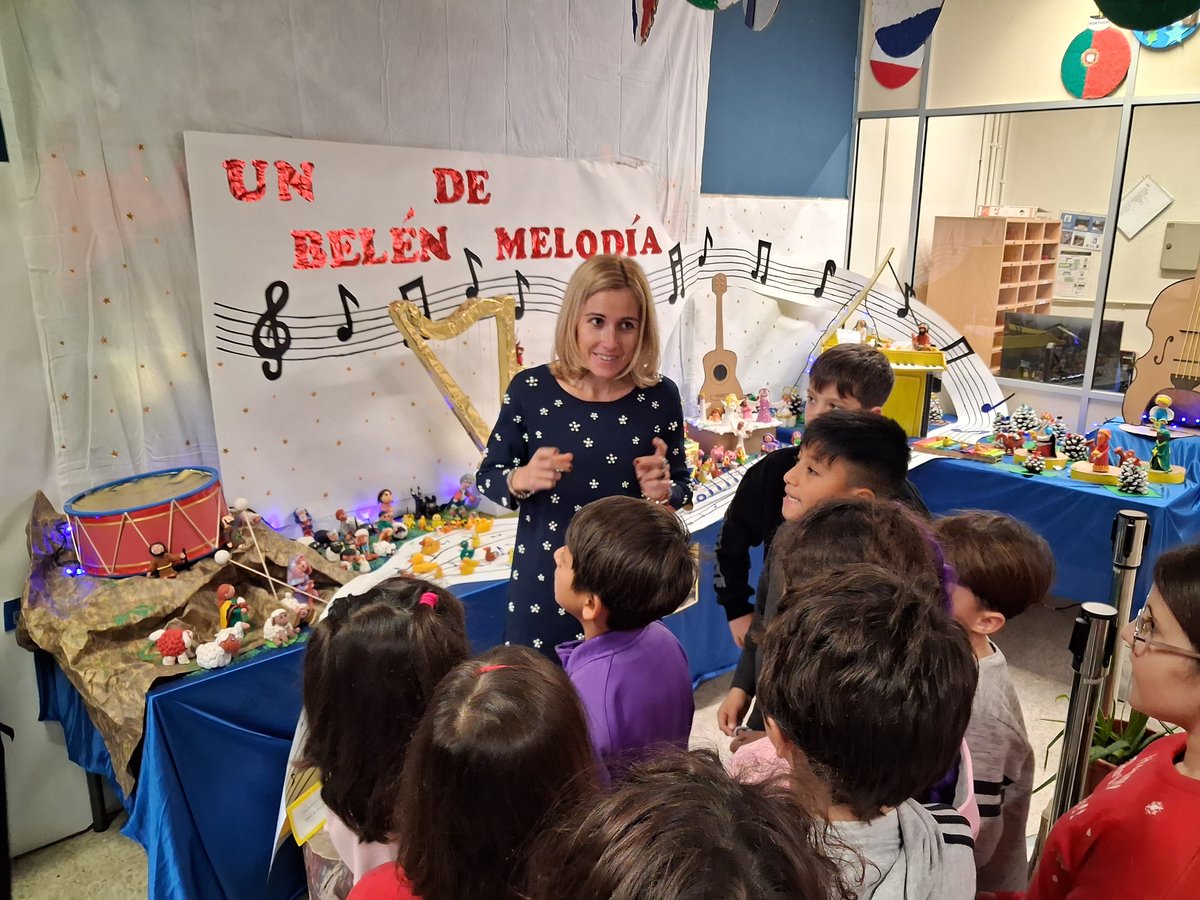 Hoy han recibido nuestros alumnos, con mucha ilusión, el 1er premio del Concurso de belenes escolares del <a href="/Alcobendas_ayto/">Ayuntamiento Alcobendas</a> de manos de la alcaldesa Dña. <a href="/RocioGAlcantara/">Rocío García Alcántara</a> Han cantado un villancico con ukeleles y le han presentado el Belén Musical con robótica incluida.Enhorabuena!