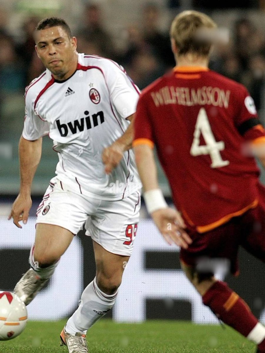 Rovic87's tweet image. I 2007 spilte verdens beste fotballspiller i Italia. Det fikk til og med R9 overvære.

Dagens luke i @kikkertsvingen er dedikert til Christian "Chippen" Wilhelmsson. 

open.spotify.com/episode/5sSXfk…