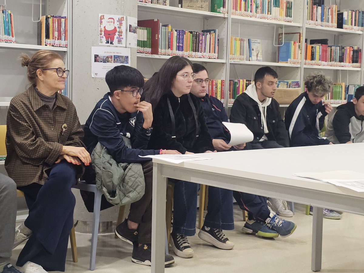 Desayuno navideño con nuestros clubes de lectura fácil que realizamos con alumnos del IES Mariano Baquero. Leímos "La cabaña de los susurros" y tomamos un piscolabis. <a href="/RMBM17/">RMBM</a> <a href="/AytoMurcia/">Ayuntamiento de Murcia</a> <a href="/SantiagoMayorJM/">Junta Municipal Santiago el mayor</a> <a href="/AVRondaSurMurci/">AV Ronda Sur Murcia</a> <a href="/AAVVsantiagoel1/">AAVVsantiagoelmayor</a>