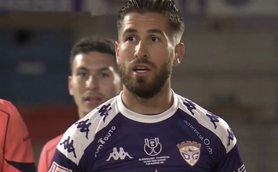 قد تظنه سيرجيو راموس. بورخا دياز لاعب نادي جوادالاخارا أمس ضد برشلونة في كأس ملك إسبانيا 