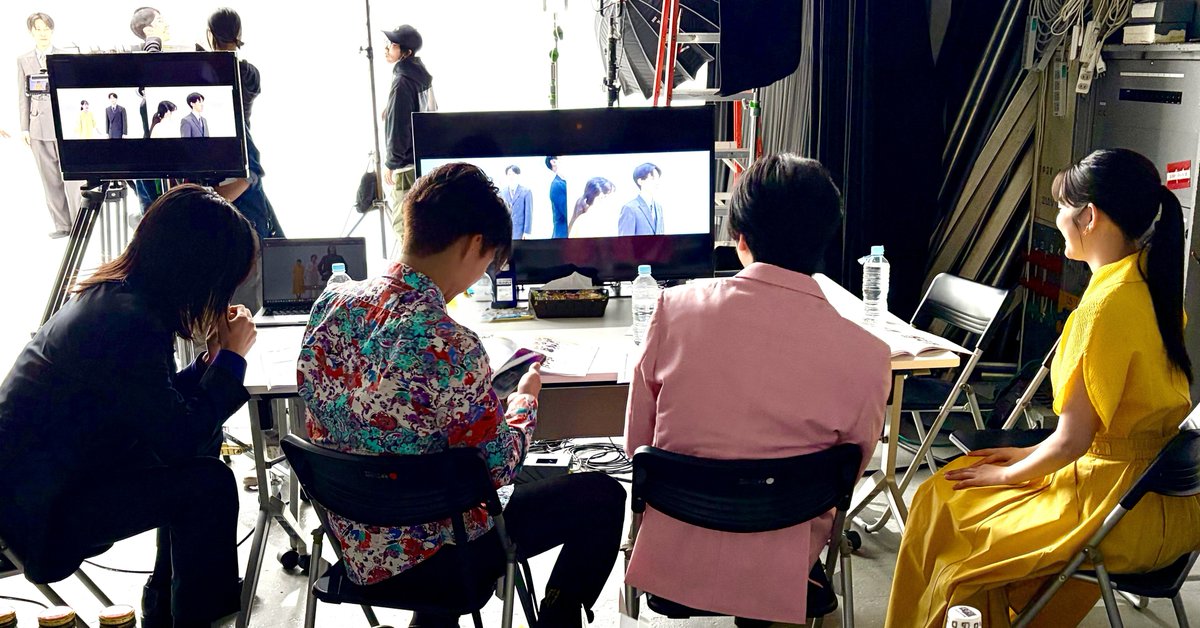 日曜が来る前に追加情報🥳
11月某日に、ライフネット生命の新しいがん保険のCMを撮影しました！
とても雰囲気良く、笑いの絶えない現場で、今回も素敵なCMができました✨
監督から説明を受けているところのオフショットです🤗　
あれ？4人ですね！？そのシャツは…え…っ

ま、まさか、復活…ゥ⁉⁉