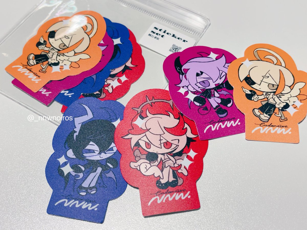 ✦グッズの実物写真です💐 添付1〜3枚目のアクキー、シールセットは