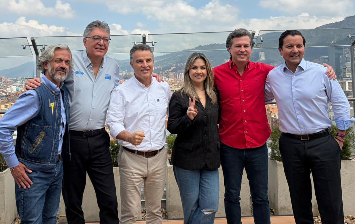 #lagranclnsulta el departamento de Bolívar celebramos esta unión. Colombia se gobierna sin odio ni rencor. Creemos en el cambio inteligente, la unidad y la paz, sin polarización, con instituciones al servicio de la gente. 🇨🇴