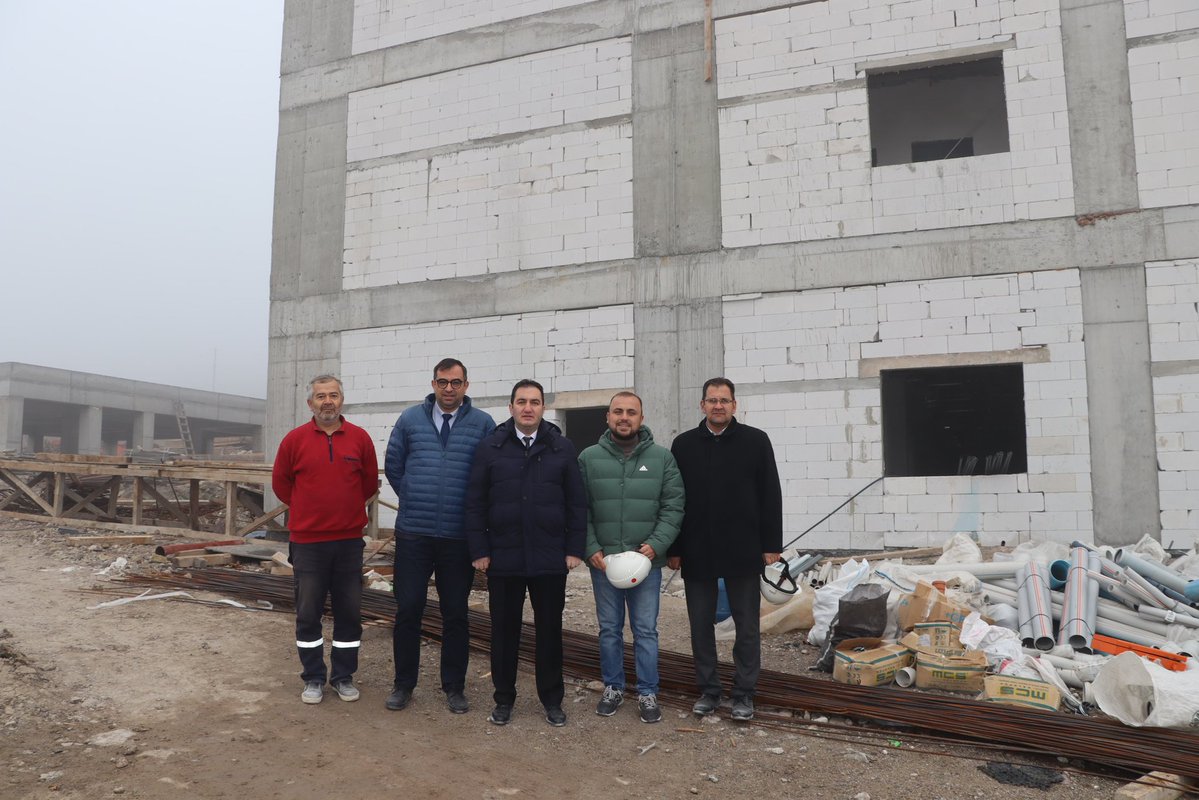 Kaymakamımız Adem TAŞPINAR, İlçemizde yapımı devam eden Kepsut Devlet Hastanesi inşaat sahasını ziyaret ederek incelemelerde bulundu.

Çalışmalar hakkında Başhekimimiz Dr.Ahmet KÖSE ve yetkililerden detaylı bilgi aldı.