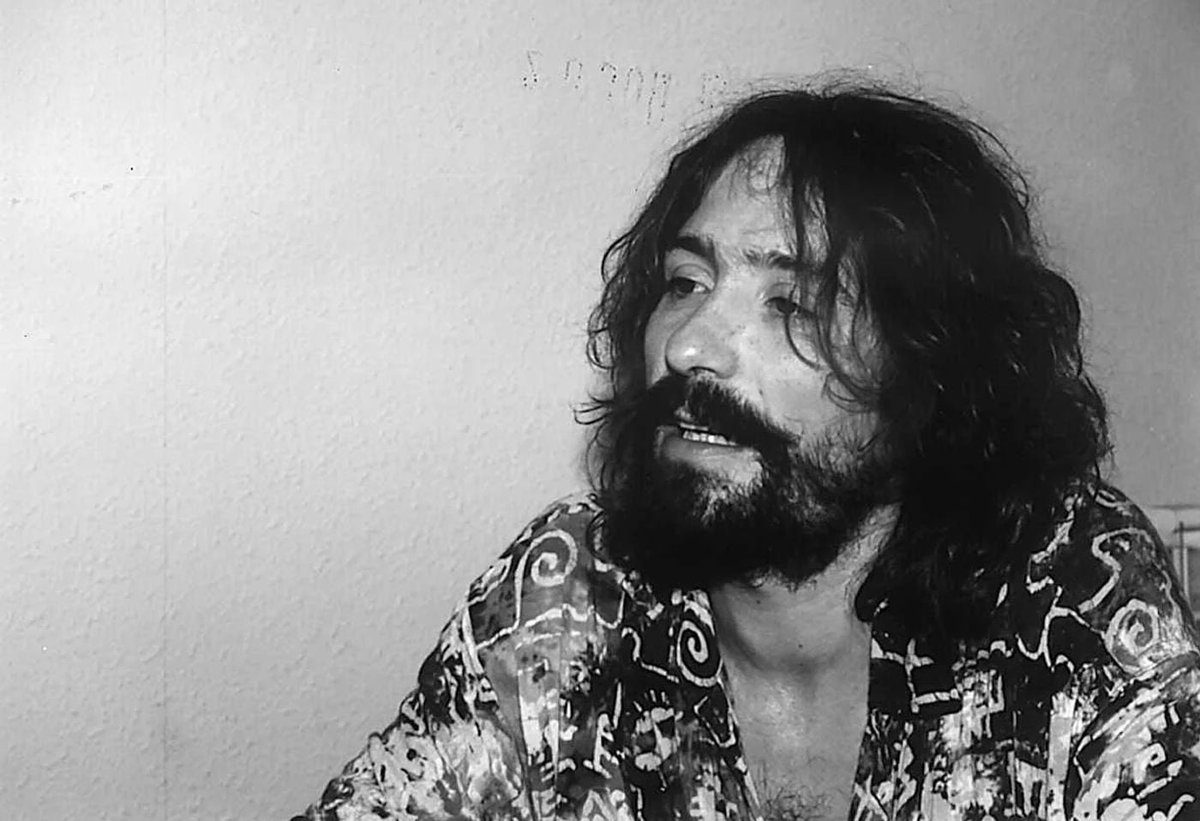 Me encanta esta foto de Robe con cierto aire a lo Charles Manson 😜! 
Era su época de la barba, y las camisas hawaianas! 
Hoy hace una semana ya, y creo que todos aún seguimos en shock! 💔
"No necesito verte pa saber
que no te olvidaré..."