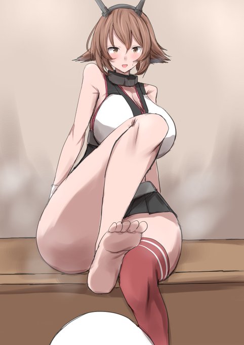 お題の提督に足の裏を嗅がせる陸奥さんです。