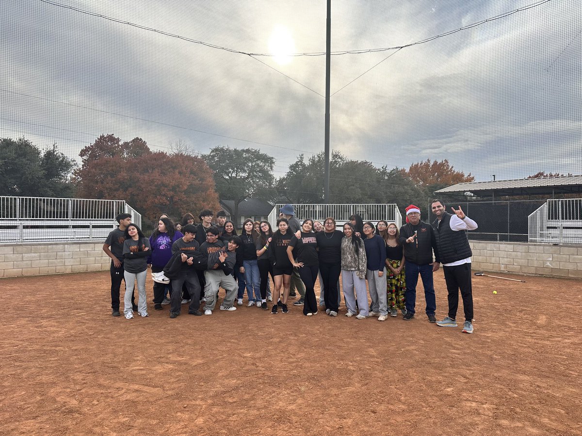 WTWhiteSB's tweet photo. Softball played the tennis team in a game of Tennis/Softball. A fun time for all https://t.co/51e9oNBI8t