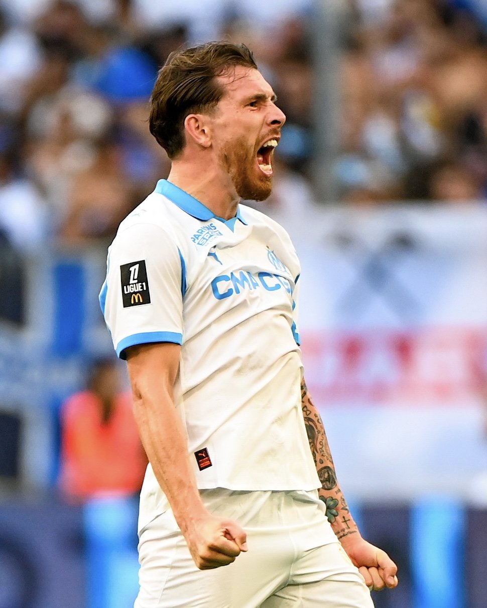 يبدي نادي يوفنتوس اهتمامه بضم لاعب وسط مارسيليا، بيير-إيميل هويبيرغ، لكن النادي الفرنسي يرغب في الإبقاء على الدولي الدنماركي البالغ من العمر 30 عامًا.. ويحظى هويبيرغ بتقدير خاص لدى إدارة البيانكونيري وكذلك لوتشيانو سباليتي، حيث يُنظر إليه على أنه الخيار المثالي للتأقلم مع خطة 3-4-2-1 الحالية.. Gazzetta dello Sport 