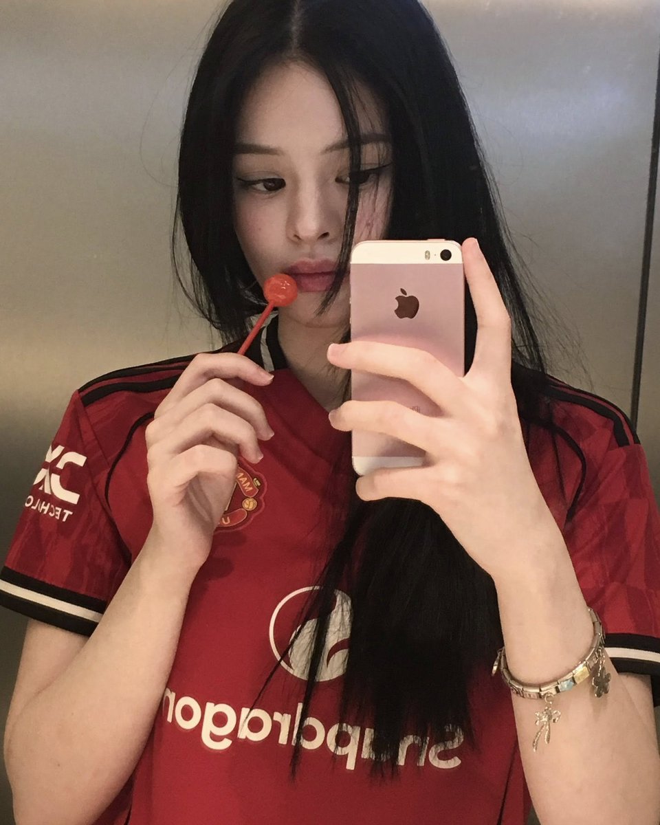 ploypuanggg's tweet image. แอลลี่ยังใช้ไอโฟน se อยู่เลยแล้วเราเป็นใคร 😭