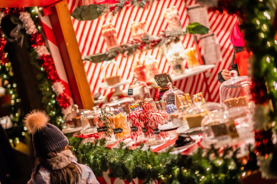 Los mercados navideños están en todo Canadá. Con sus luces festivas, sus deliciosas comidas, sus bebidas calientes y sus regalos  artesanales, son la mejor manera de entrar en el espíritu de las Fiestas.
#InviernoEnCanadá ❄️🎄🛍️