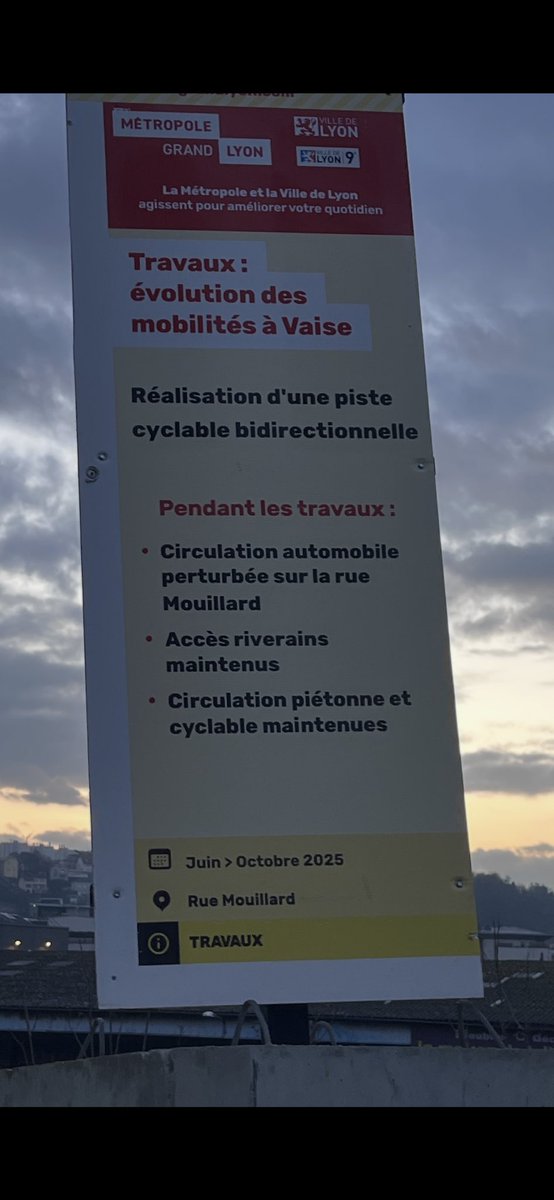 DG13Oasis's tweet photo. Rue Mouillard 9ème arr. Fin des travaux annoncée pour octobre. Nous sommes le 16/12. À part des trottoirs et des plots en béton, rien n’a vraiment bougé…Comme la circulation d’ailleurs ! Bravo !!! ⁦@villedelyon⁩ ⁦@grandlyon⁩ ⁦@BFMLyon⁩ #bouchonlyonnais https://t.co/ciCkygKWjS