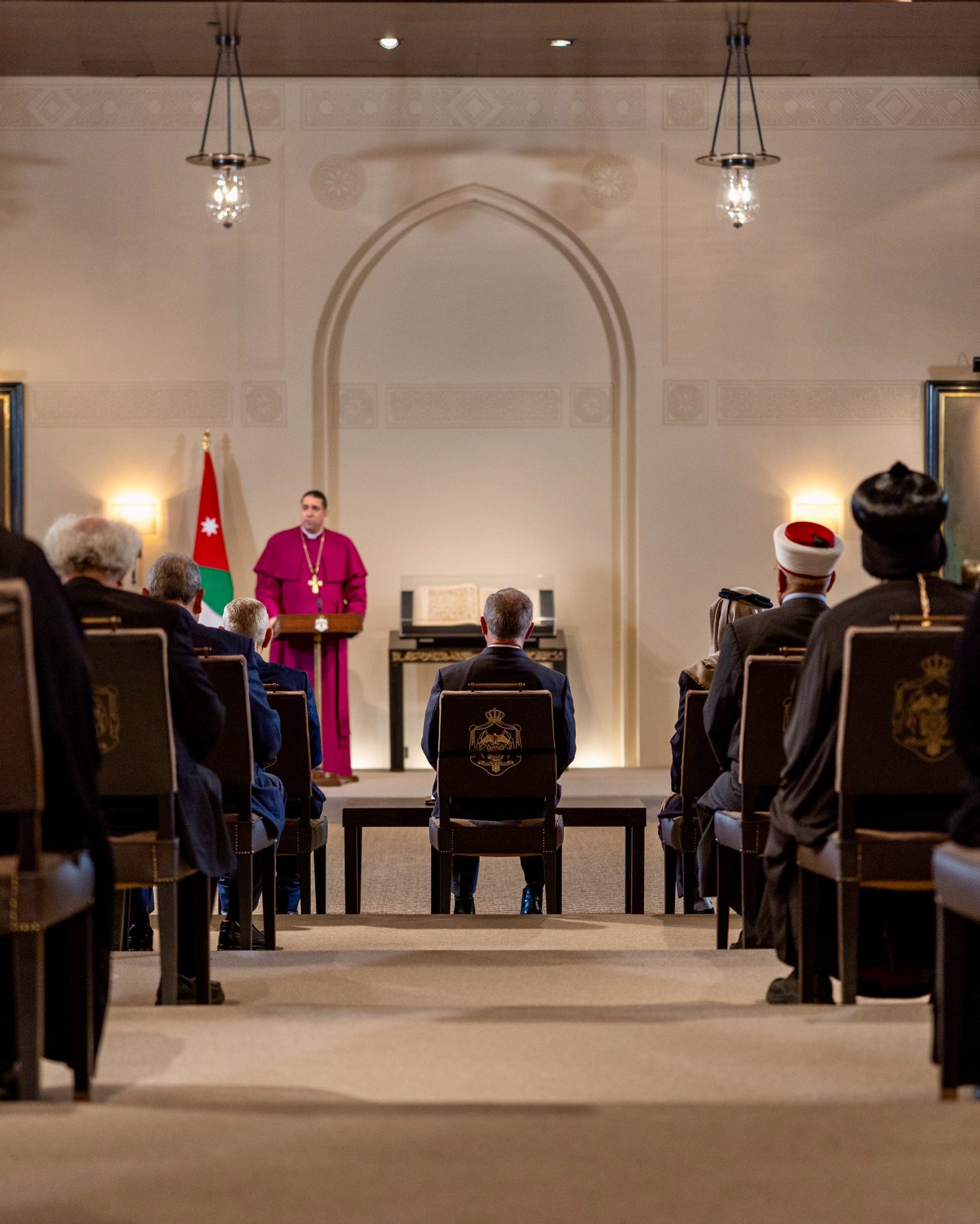 جلالة الملك عبدالله الثاني يهنئ المسيحيين في الأردن و فلسطين والعالم بالأعياد المجيدة، خلال لقاء جلالته بقيادات دينية مسيحية وإسلامية مقدسية وأردنية في قصر الحسينية #بترا 