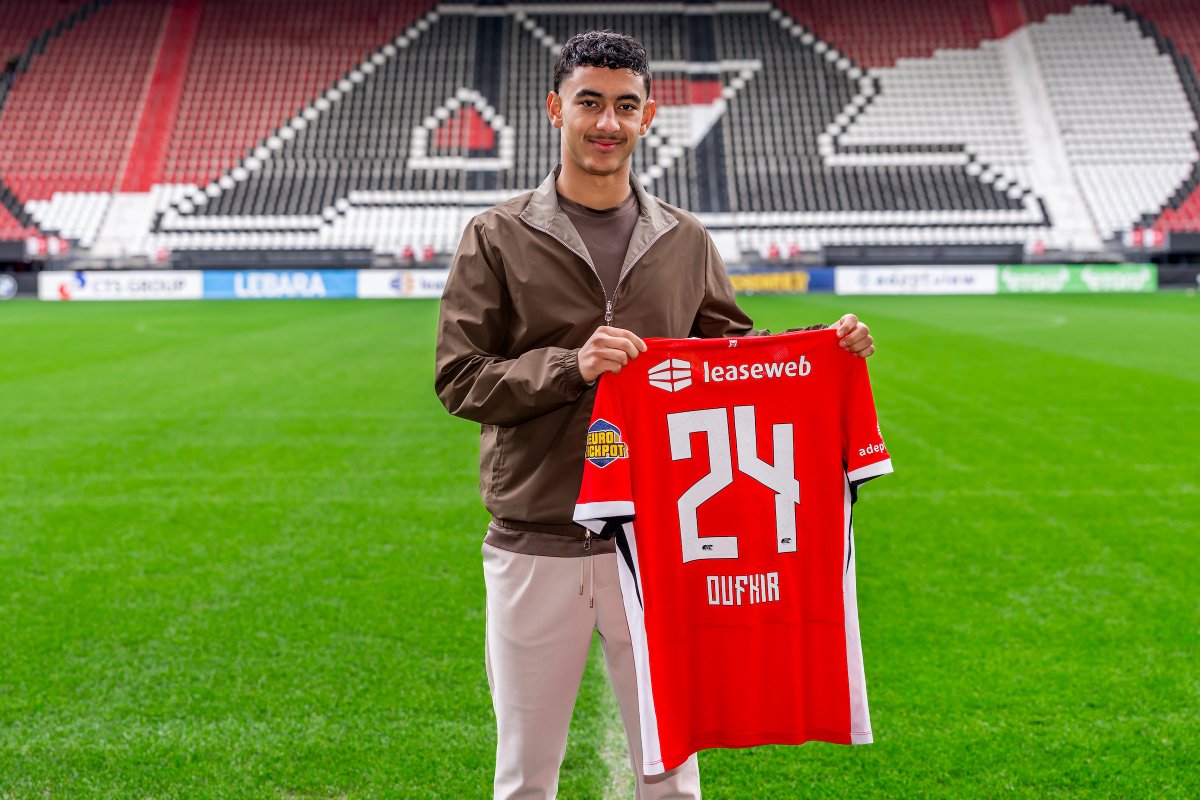 Promu dans l'équipe première au début de la saison, Ayoub Oufkir (19 🇳🇱) quitte déjà Sparta contre une indemnité estimée à 5M€. L'ailier a signé jusqu'en 2030 (+1 an en option) avec AZ.