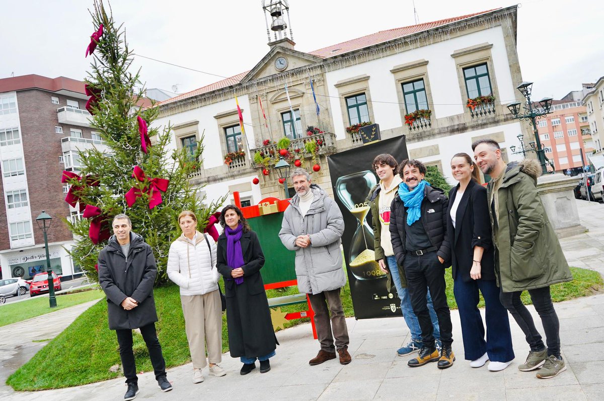 Vilagarcía será a primeira cidade en darlle á benvida ao 2026! 🍾🍇 
A Festa das Uvas cumpre a súa XXV edición e celebrarémolo co talento local, nunha festa conducida por Carlos Blanco e Erea Hierro. Somoza Trío, Borjamina ou Nydia tamén participarán dunha edición moi especial!