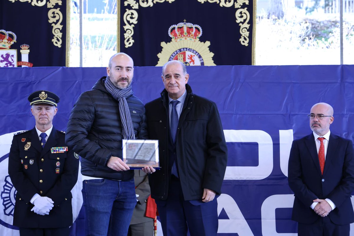 policia's tweet image. ¡FELIZ ANIVERSARIO🐎🐕!

Creadas hace 200 y 80 años respectivamente, las unidades especiales de #Caballería y #GuíasCaninos celebran sus aniversarios inmersos en un plan diseñado para la mejora del #bienestaranimal

La Unidad Especial de Caballería se creó en 1825, mientras que