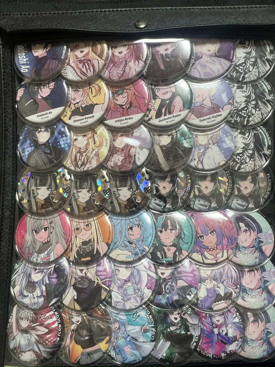 hololive DEV_IS痛バ、完成！ ちょっと詰めすぎたから最上段の缶バッジ