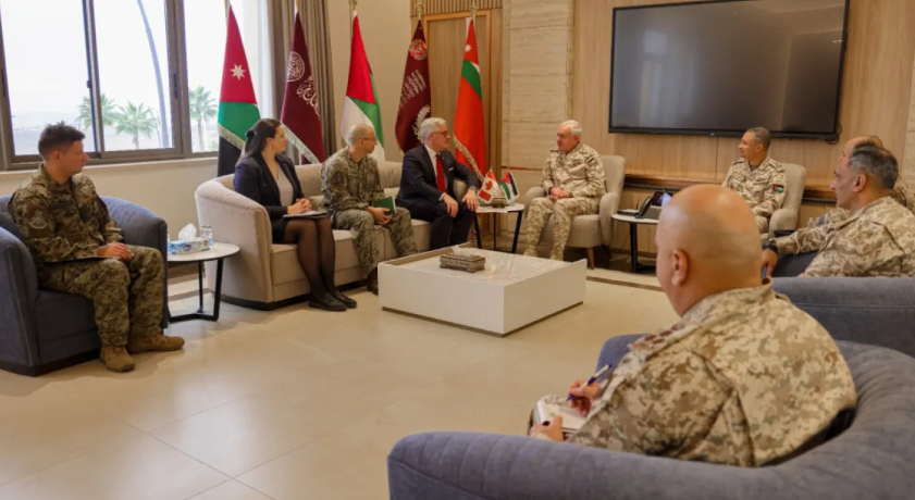 رئيس هيئة الأركان يستقبل مسؤول عسكري كندي كبير 