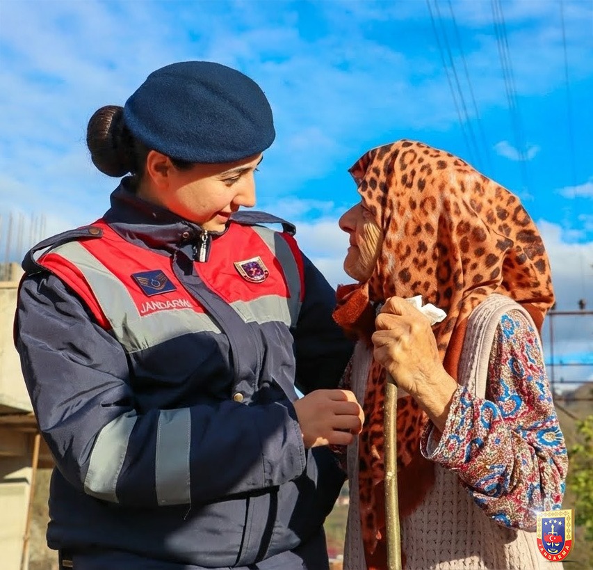 Güven, bazen bir bakışta saklıdır.🇹🇷

Milletimizin bize güven dolu bakışı, onlarla kurduğumuz gönül bağının en güçlü yansımasıdır.

📍Ordu

#Jandarma
#JandarmaAsayiş