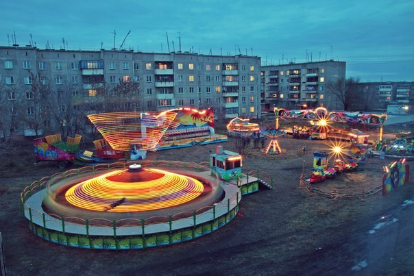 Leo_Healer's tweet image. каждый раз очень много чувствую, глядя на эту фотографию передвижного луна-парка, гастролировавшего по пгт Челябинской области, здесь он в шахтёрском посёлке Октябрьский, в соседнем дворе от моего дома

автор, к сожалению, неизвестен, я нашёл её в 2016 году в вк-паблике посёлка