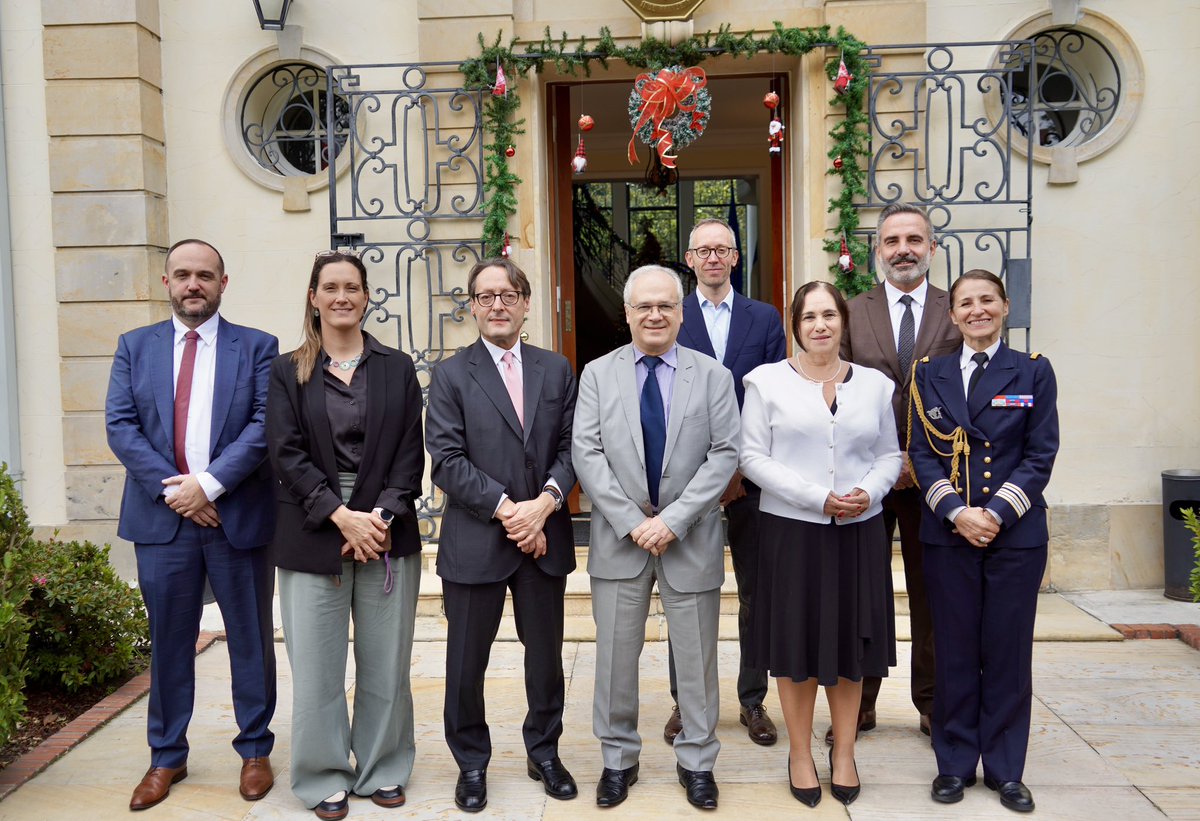 Recibí en Bogotá a mi colega y amigo David Izzo <a href="/izzo_d/">David Izzo</a> , Embajador de Francia en Costa Rica <a href="/FranceCR/">France au Costa Rica</a> . Intercambiamos sobre nuestras agendas, la cooperación regional y los desafíos compartidos en América Latina. Un diálogo que fortalece la confianza y el trabajo conjunto.