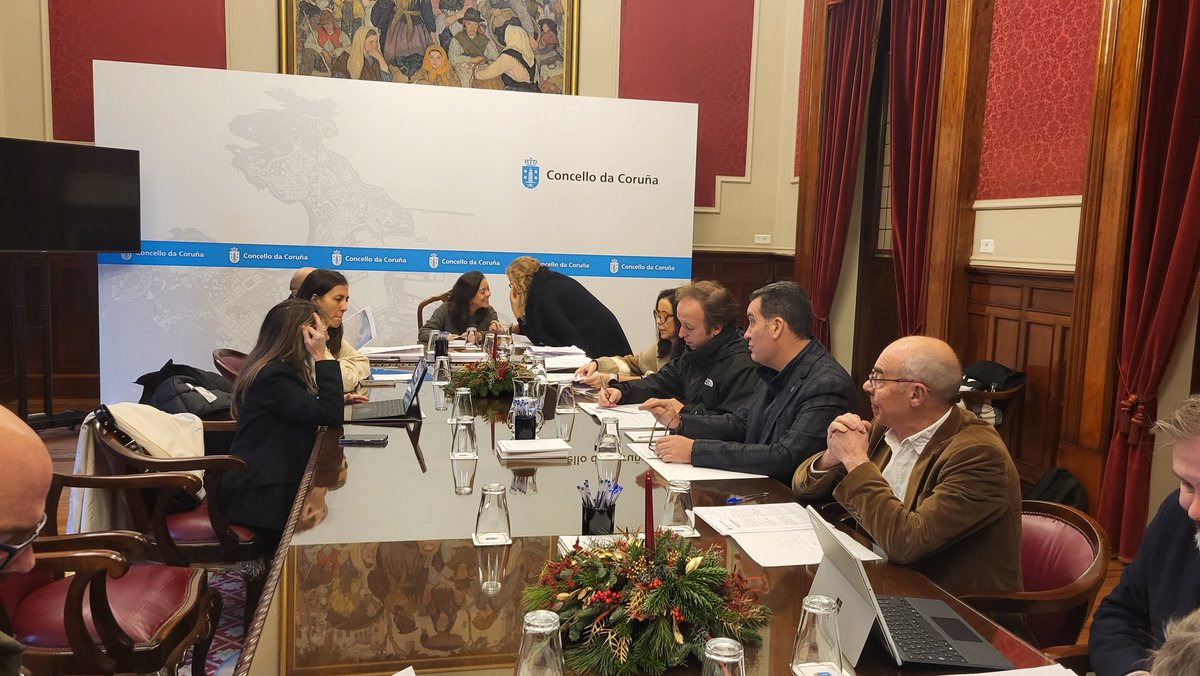 #EstáAPasar

O salón vermello do Pazo de María Pita acolle unha sesión ordinaria da Xunta de Goberno Local, á que asiste, como ouvinte na súa calidade de portavoz dun grupo da oposición, o noso voceiro <a href="/jorqueracaselas/">Francisco Jorquera</a>.