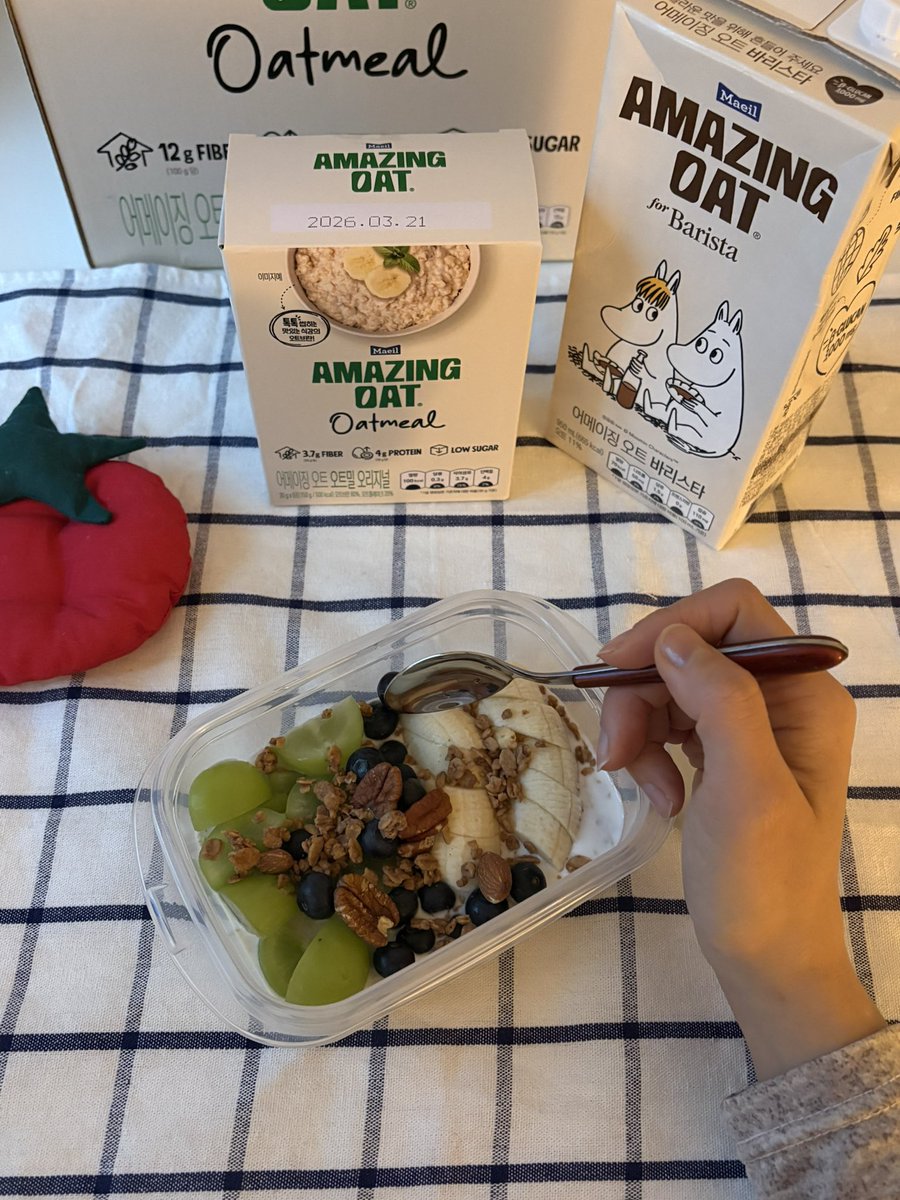 #광고 #RT이벤트
RT 추첨 5명! 오트밀 선물🎁

매일유업의 어메이징 오트 오트밀을 먹어봤어요. 오나오는 처음 만들어 봤는데 왜 진작 먹지 않았을까 싶을 정도로 존맛탱..

오트밀 특유의 종이맛을 없애려고 귀리 속껍질을 80% 함유해서 식감이 좋아요! (원래 식감 때문에 오트밀 안 좋아하는 사람)