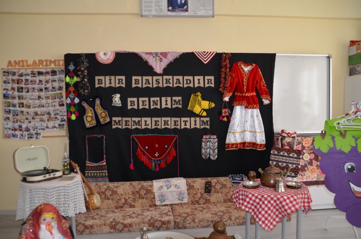 Kaymakamımız Sayın Latif KORALP, Bekir Şimşek İlkokulunda düzenlenen Yerli Malı Haftası Etkinliğine İlçe Milli Eğitim Müdürü Emir ALAN ile birlikte katıldı.