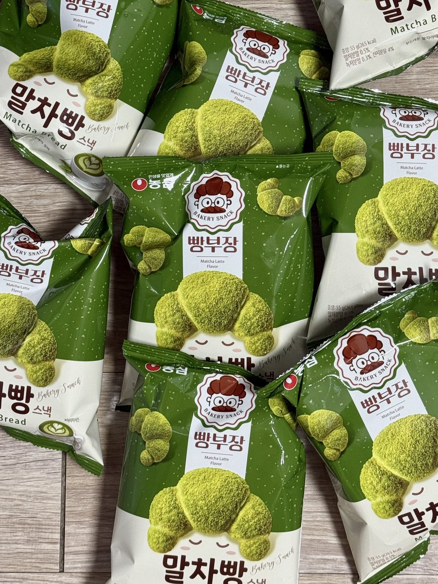 #광고 #rt이벤트 #nongshim #빵부장말차빵
rt 추첨 5분께 빵부장 말차빵 보내드립니다!
농심 신제품 빵부장 말차빵을 먹어봤는데요 
크루아상 모양 말차라떼맛 스낵이고
말차파우더가 뿌려져있는데
적당한 달달함+말차 특유의 쌉쌀한 맛이라
계속 손이 가는 맛✨
커피랑 먹어도 넘 잘 어울리는 과자!!