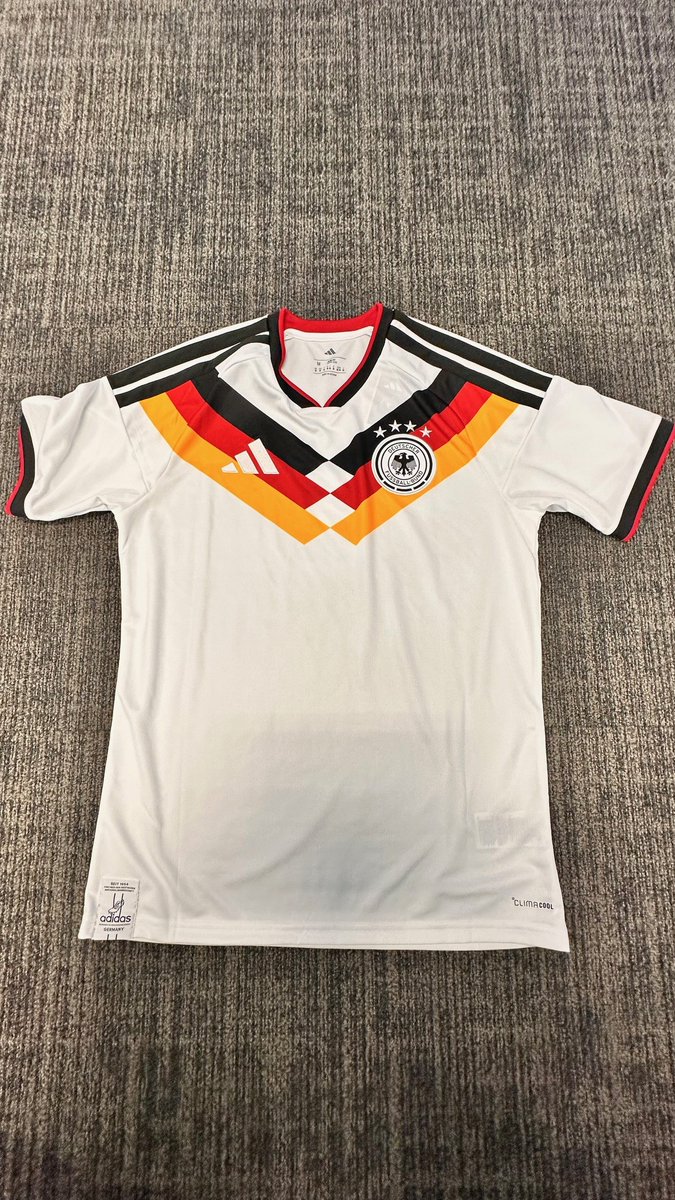 beinsports_FR's tweet image. [🎁 CONCOURS]
👕 Tentez de gagner le maillot de l'Allemagne !

👉 RT ce tweet et follow @beinsports_FR pour jouer !

Yazid Ichemrahen sera l'invité de Clara Paban ce jeudi à 13H30 dans #SalonVIP sur beIN SPORTS 1 !