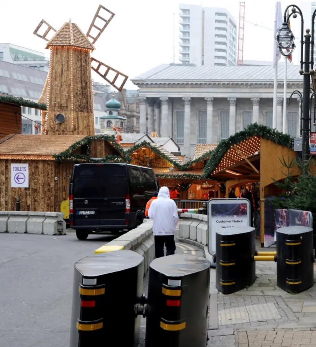 Layo_FH's tweet image. I HATE Christmas Markets. They’re genuinely awful? You feel like you’re being absolutely fleeced. It’s basically tangible "slop" isn’t it? You can buy either overpriced tat, or middling overpriced ‘street food’.

Maybe kids might enjoy it? But apart from eating some churros,…