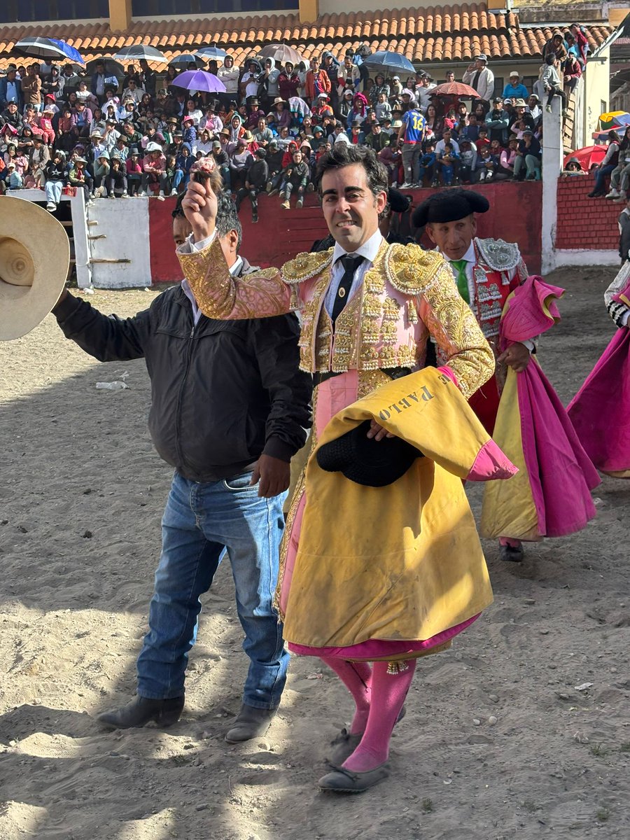 👏🏻¡Otra gran tarde en Perú!

Miguel de Pablo triunfó ayer en Pichiu tras cortar una importante oreja al primer toro de su lote.

La mala fortuna se hizo presente en el segundo, que se partió la mano y no pudo ser lidiado.