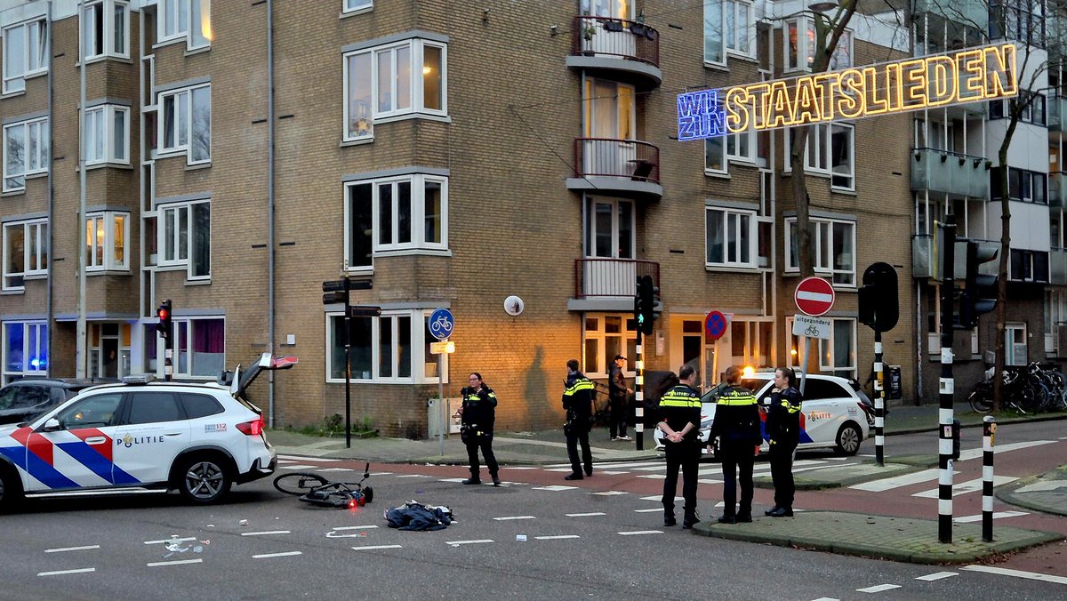 Op de #Haarlemmerweg t/h van de ingang naar het #Westerpark is zojuist een ernstig ongeval gebeurd tussen een fietser en een auto. Meerdere hulpdiensten ter plaatse. Slachtoffer met spoed richting ziekenhuis. Politie en VOA doen onderzoek naar de toedracht. getuige ? 0900-8844