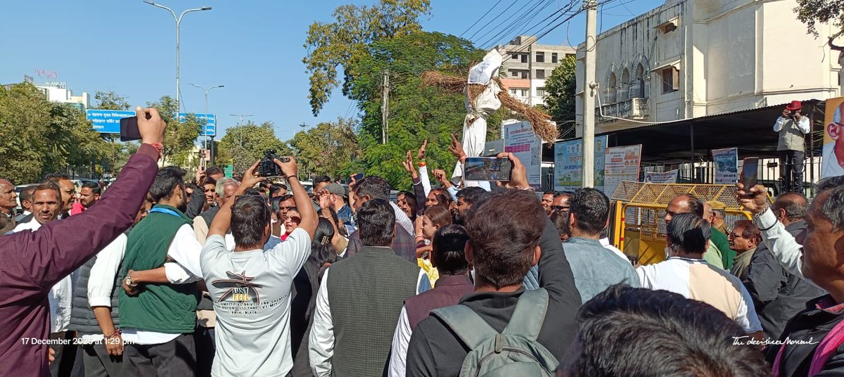 INCRajasthan's tweet image. आज उदयपुर शहर एवं देहात जिला कांग्रेस कमेटी द्वारा केंद्र की अहंकारी मोदी सरकार द्वारा ईडी व अन्य संवैधानिक संस्थानों के दुरूपयोग एवं महात्मा गांधी राष्ट्रीय ग्रामीण रोजगार गारंटी योजना को कमजोर कर राष्ट्रपिता श्री महात्मा गांधी जी का नाम हटाने को लेकर जिलाधीश कार्यालय के सामने…