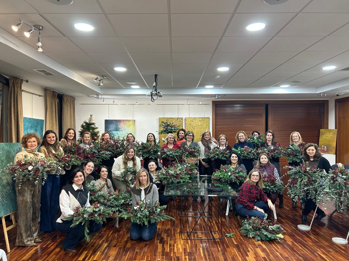 ¡Éxito total del Taller de Centros de Navidad! 🎄✨ Dos tardes de creatividad, aprendizaje y buen ambiente. Gracias a los participantes y a Sierpes Decoración y Floristería por hacerlo posible. ¡Nos vemos en la próxima! 

#CofradíasMLG
