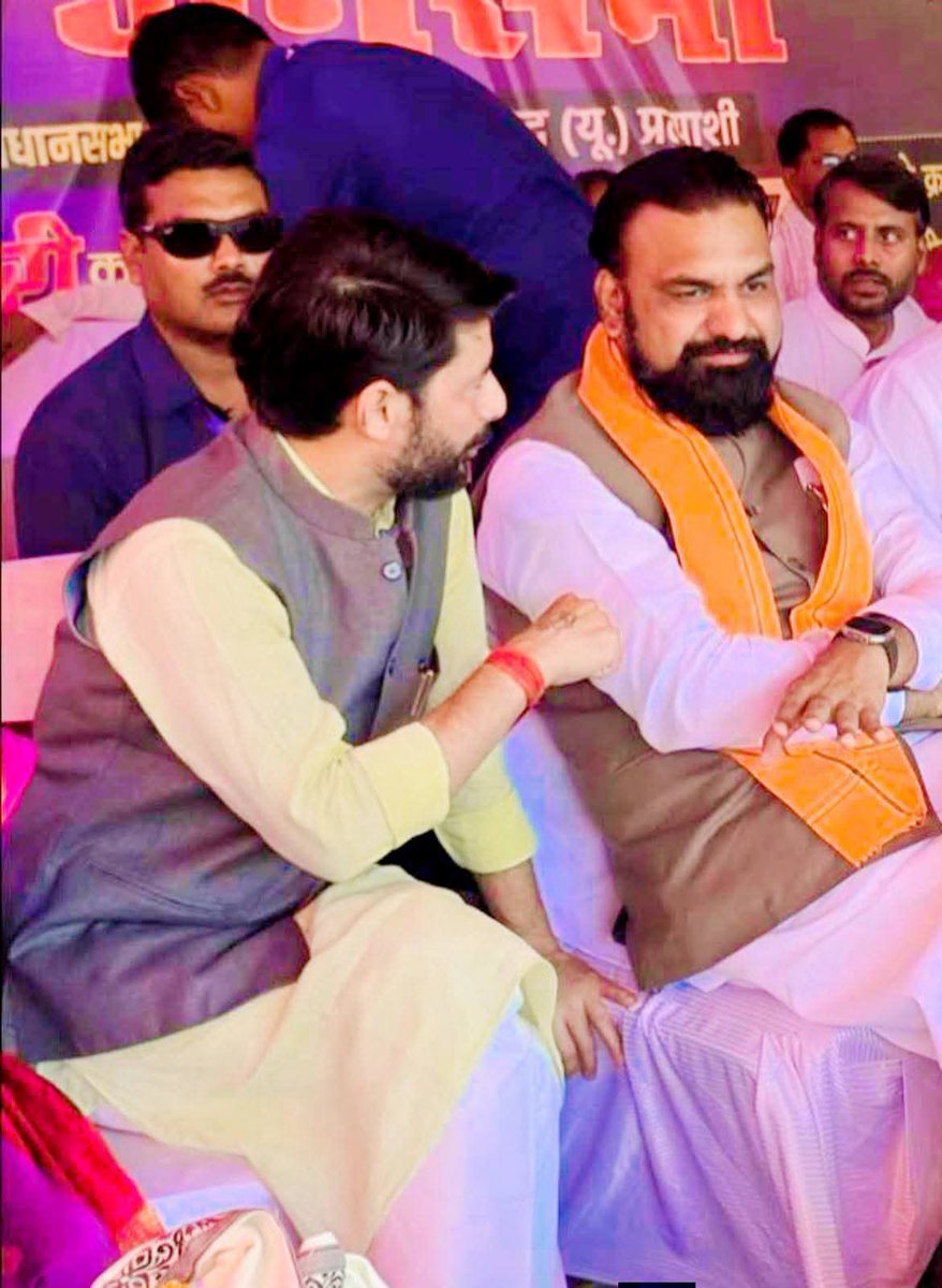 BabhanPolitics's tweet photo. बिहार के माननीय उप मुख्यमंत्री एवं गृहमंत्री श्री सम्राट चौधरी जी ने भाजपा नेता श्री आशुतोष कुमार जी से फ़ोन पर बात कर उनके छोटे भाई आलोक कुमार हत्याकांड से जुड़े पूरे मामले की विस्तृत जानकारी प्राप्त की। माननीय उप मुख्यमंत्री जी ने इस दुखद घटना पर गहरी संवेदना व्यक्त करते हुए1/1 https://t.co/eslQV5sMLp