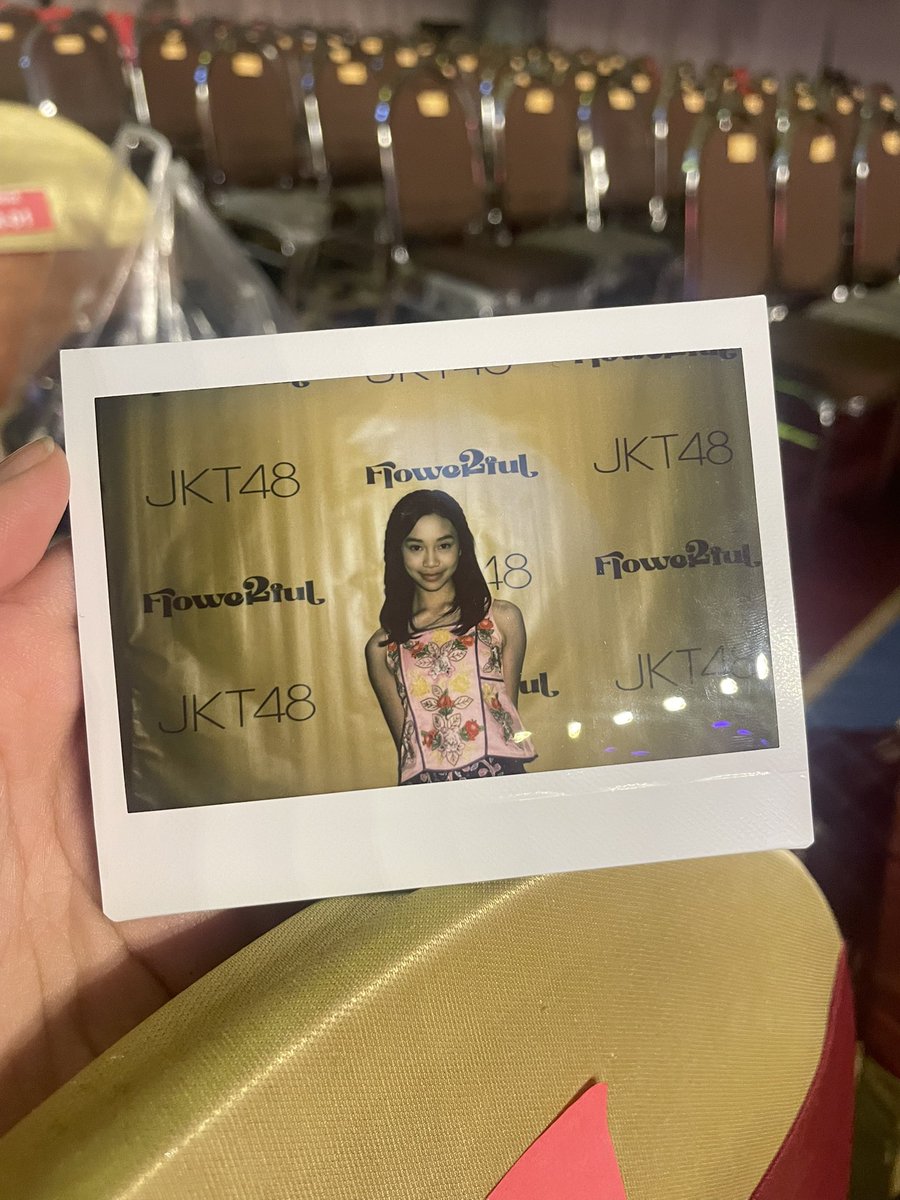 Gendis_JKT48's tweet photo. selamat ulang tahun JKT48!! sudah tahun ke-3 aku menjadi bagian dari grup ini. dan selalu bangga menjalani prosesnya bersama kalian ❤️ mohon bantuannya selalu!! sampai jumpa di konser nantiiiii https://t.co/ZoDpsPnY0z