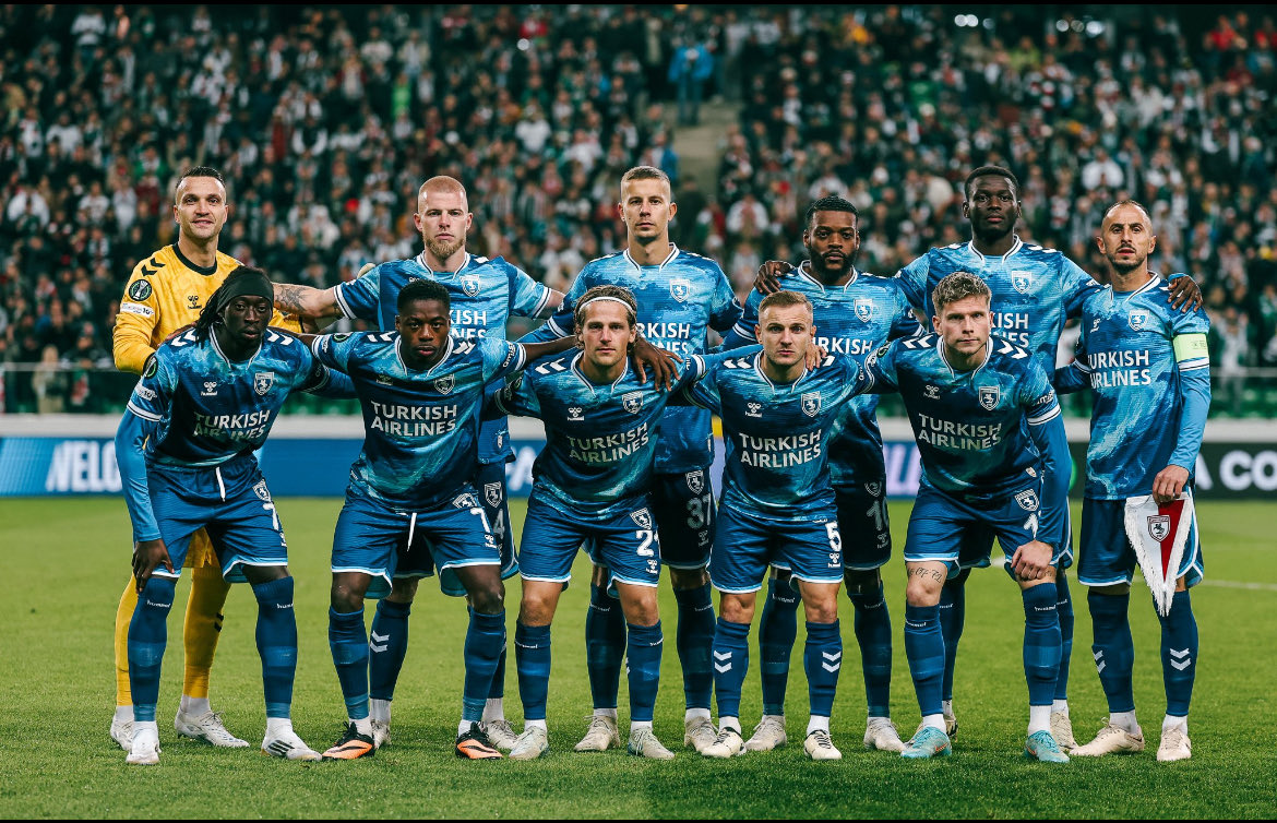 ⚠️Yüksek gurur içerir:

Dün Torino’da Juventus’lu bir mühendisle sohbet ettim. Samsunspor’u tutuyorum dediğimde bana “sizi biliyorum Konferans Ligi’nde liderdiniz” dedi. Bizim Fiorentina’nın üstünde olmamız onu çok etkilemiş. Bizim çocuklarımız başardı bunu. Tarifsiz mutluluk.