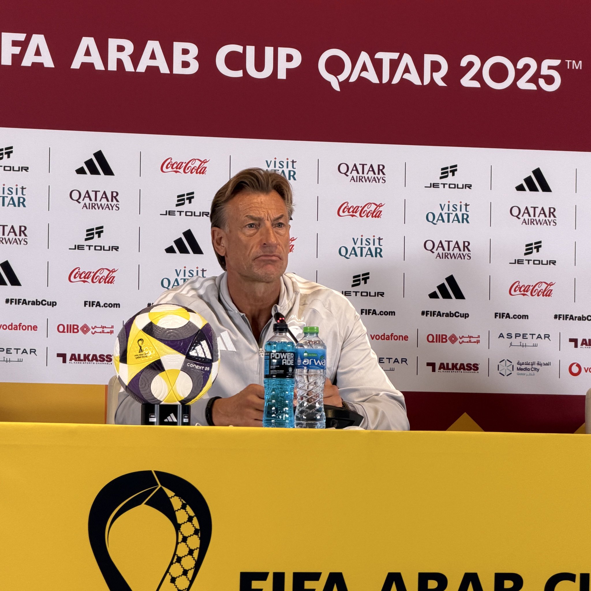 تحدثت أكثر من مرة عن احترام كرة القدم واستشعار مسألة اللعب لمنتخب البلاد ما الذي ينقص اللاعب السعودي ليلعب بروح عالية كما هو الحال مع منتخبات أقل ؟. | هيرفي رينارد مدرب المنتخب السعودي في المؤتمر الصحافي « الشرق الأوسط » - بدأت وظيفتي في الجزء الأول 2019 ولديّ خبرة مع اللاعبين، مستوى تحفيزهم جيد جدا لا يوجد مشكلة من هذه الناحية، حضرنا لهذه البطولة بذات الإرادة، جميعنا شعر بأنه في مواجهة نصف النهائي أننا نعاني والسؤال لماذا لم يحقق المنتخب السعودي أي لقب منذ 2003 ؟ #السعودية_الإمارات 