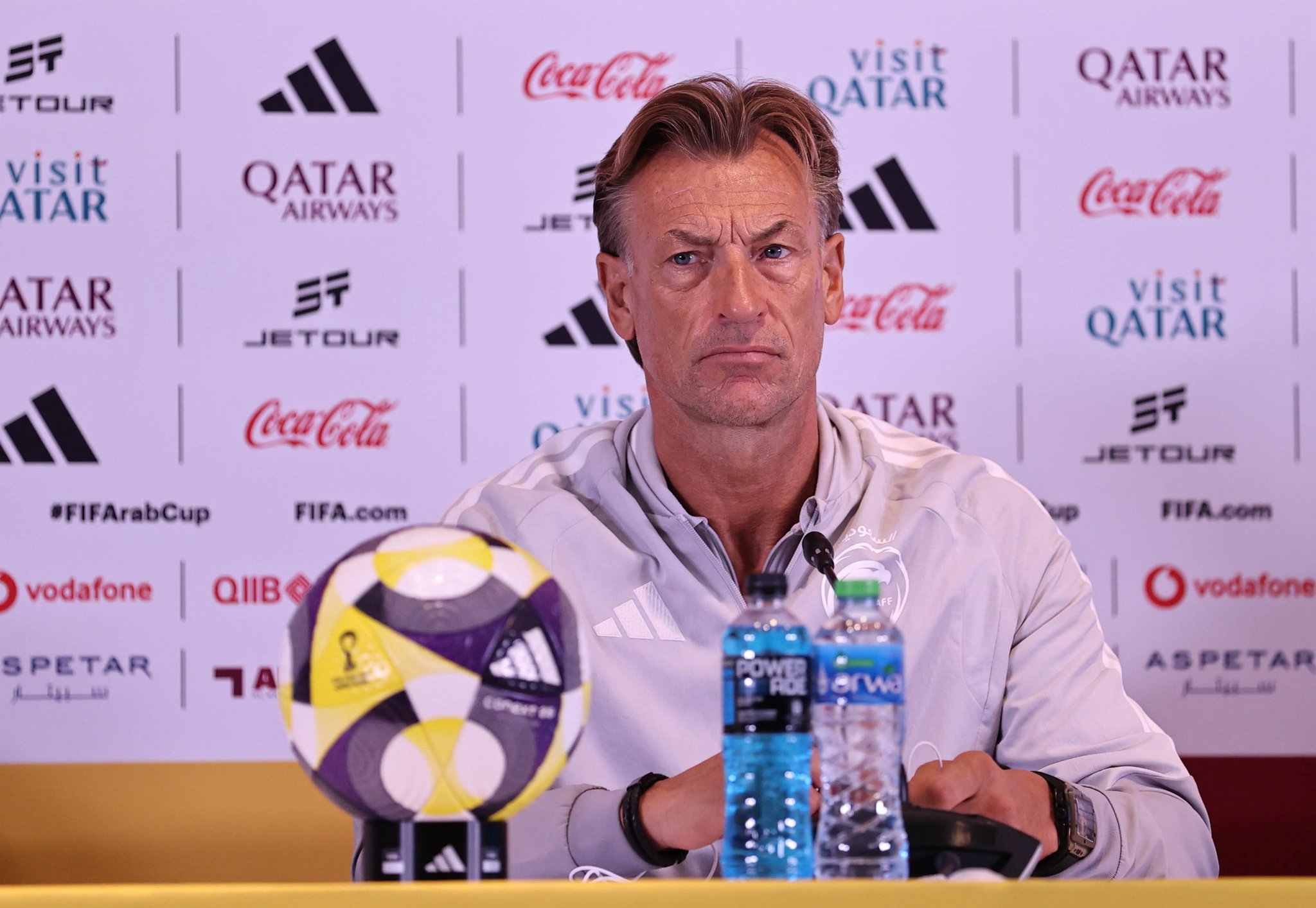 هيرفي رينارد مدرب المنتخب السعودي في المؤتمر الصحافي: - المشكلة عندما نحلل مواجهة واحدة من وجهة نظر واحدة نقول إذا خسرنا نلعب بشكل سيء وإذا انتصرنا لعبنا بشكل جيد، لعبنا بشكل جيد أمام المغرب وخسرنا، في مواجهة الأردن ستقولون بأننا دافعنا كثيرا ولكن وفق الإحصائيات استحوذنا وتواجدنا في ملعب الخصم أكثر لكن لم نتمكن من التسديد على مرمى الخصم يجب أن نكون أقوياء أمام المرمى ولهذا السبب سجل الأردن ونحن لم نتمكن من ذلك. #السعودية_الإمارات 