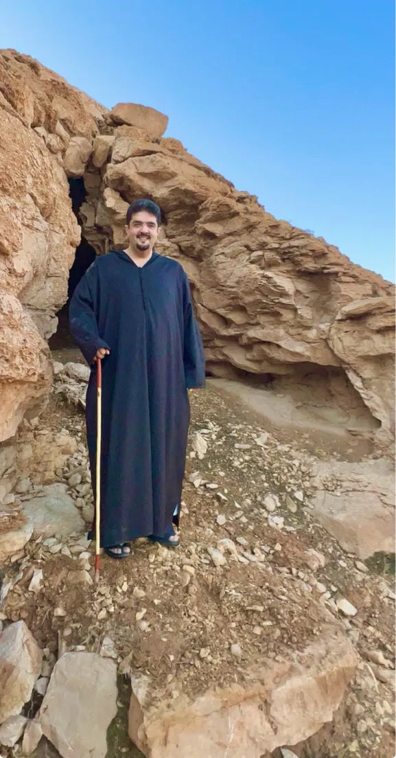 #عبدالعزيز_بن_فهد

الكل ياخذ من شموخ الثاني
في صورةٍ فيها شموخ وهيبه

كل الثنين يزبنون الجاني
لكن أبو تركي فرق في طيبه