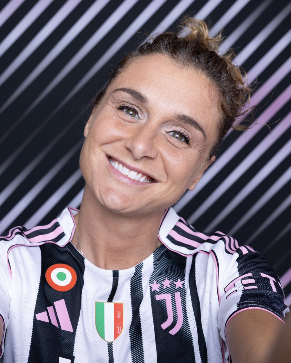 confidence_011's tweet photo. @UWCL Girelli no doubt 🤍🖤 https://t.co/Ia0LWduebb