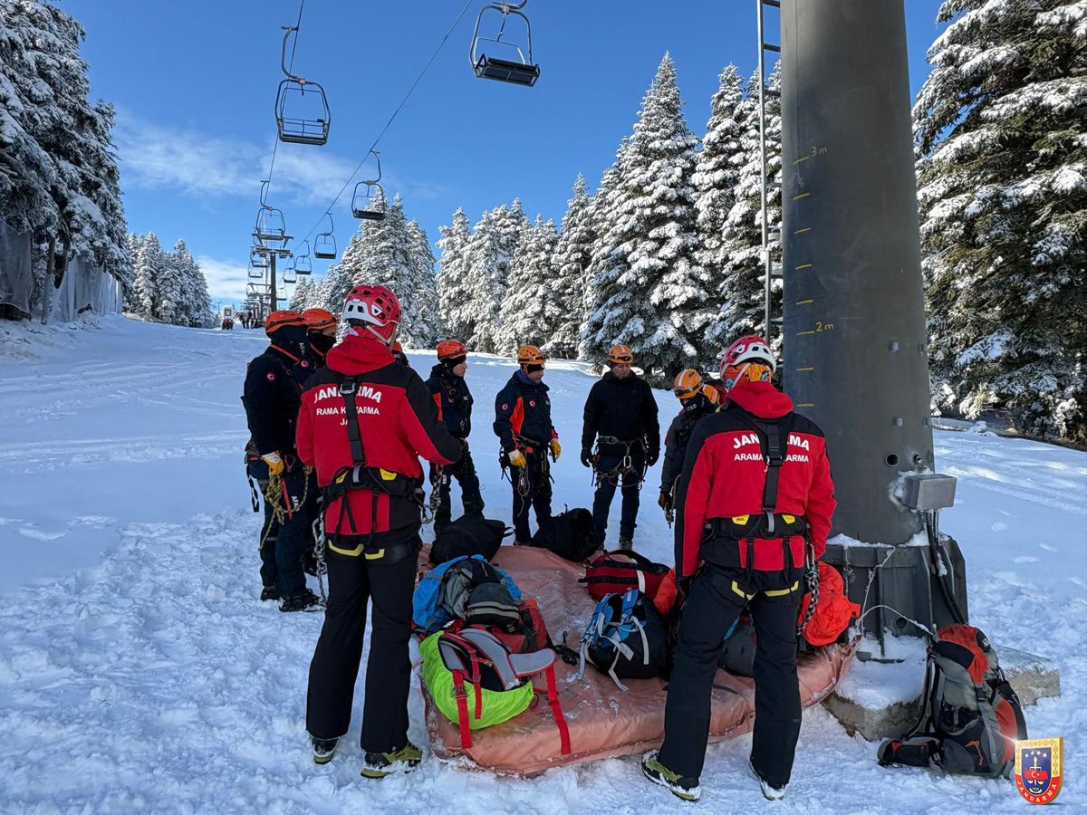 Bursa İl Jandarma Komutanlığı emrinde görevli JAK Timimiz, Uludağ Kayak Merkezi’nde yaşanabilecek telesiyej arızası ve mahsur kalma durumlarına karşı hazırlık seviyesini artırmak amacıyla; AFAD ekipleriyle müşterek “Teleferikten Kurtarma Eğitimi” gerçekleştirdi.

📍Bursa