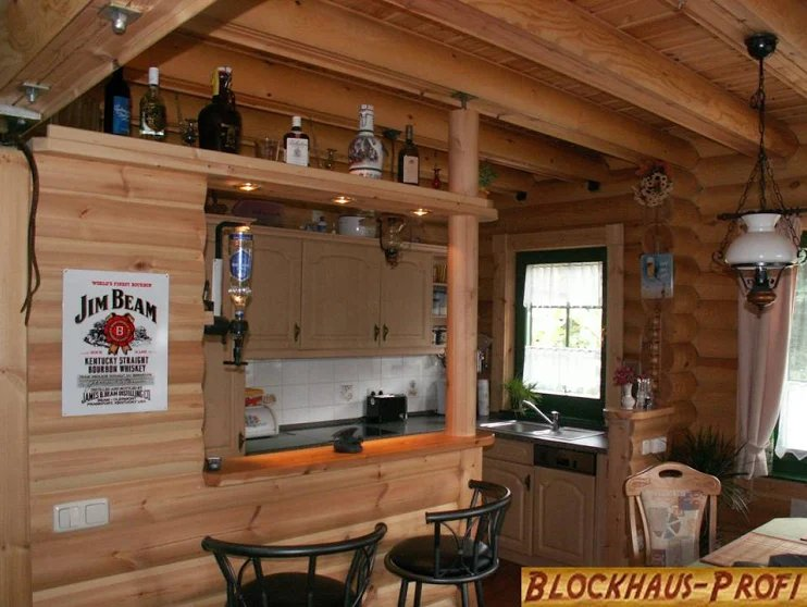 So könnte die Wohnküche eines Wohnblockhauses aussehen. Mehr Bilder gibt es hier blockhaus-profi.de/blockhaus-bild… 
#Blockhaus #Einfamilienhaus #Bauen #Neubau #Ferienhaus #Wohnblockhaus #Kassel #Hessen #Niedersachsen